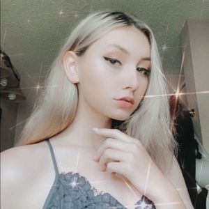 Meet your Posher, Chloe